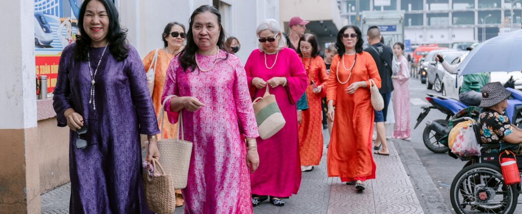 women wearing poplin shirt