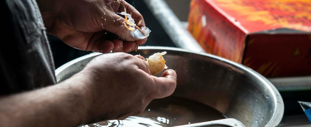 calamariere preparing squid